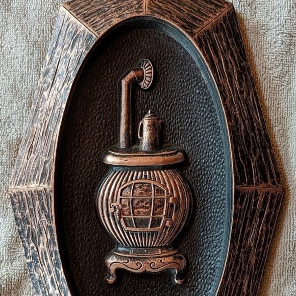 10% OFF Vintage Syroco Colonial Revival Wall Hanging – Pot Belly Stove – c 1960s - Picture 1 of 4